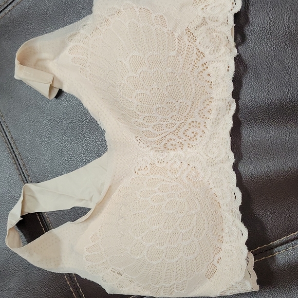Bras - Picture 4 of 6